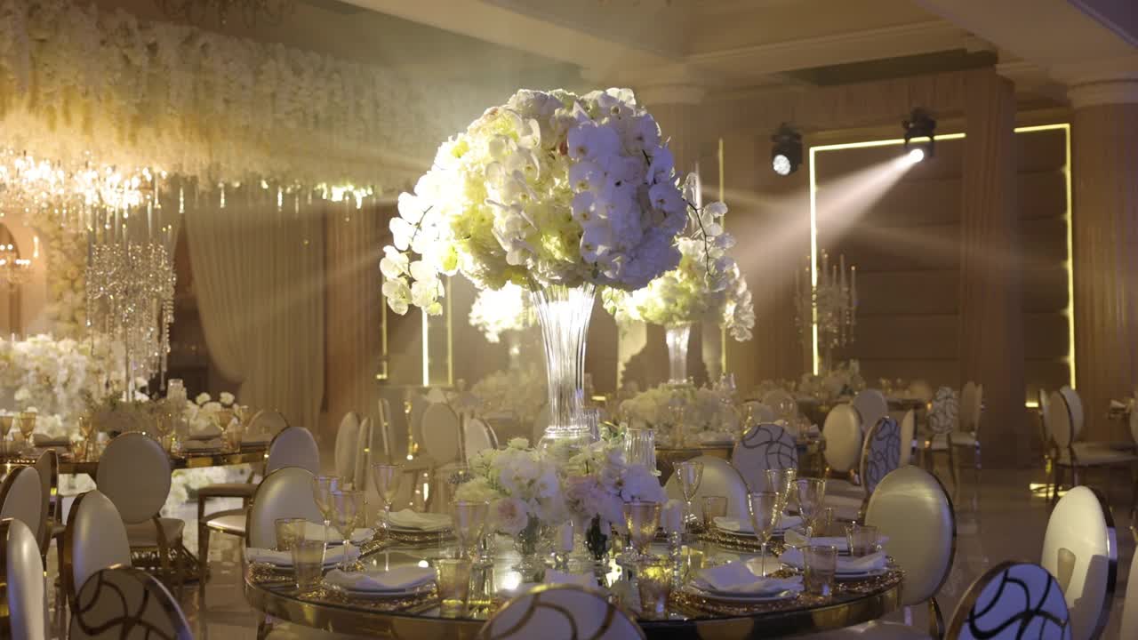 精致的节日大厅餐厅装饰与兰花花瓶。美味的餐具。视频素材