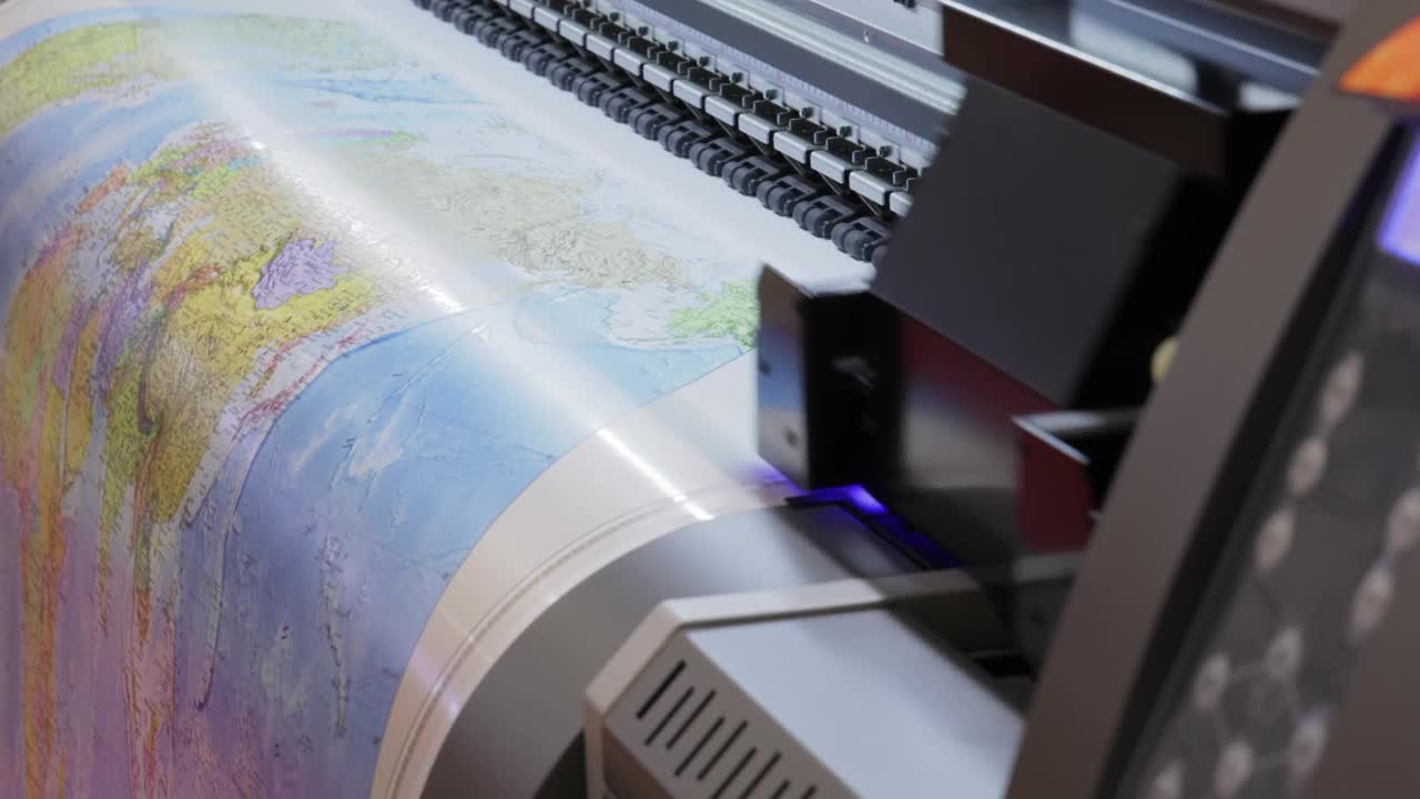 现代数码大幅面UV打印机。印刷生产技术。UV钉扎是将低强度紫外线照射到UV固化油墨上的过程视频素材