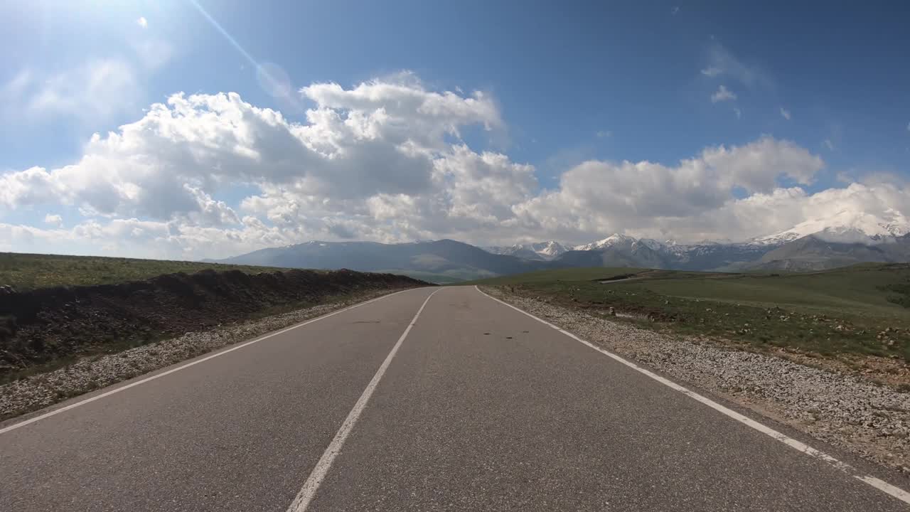 观点:在路上开车。艾尔布鲁士山在背景中可见。视频素材