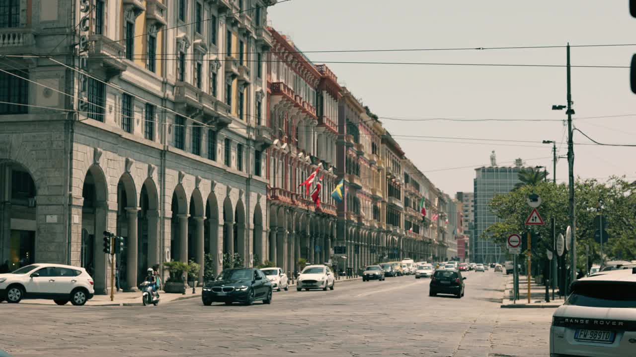 汽车驾驶在卡利亚里市中心的观点，意大利。视频素材
