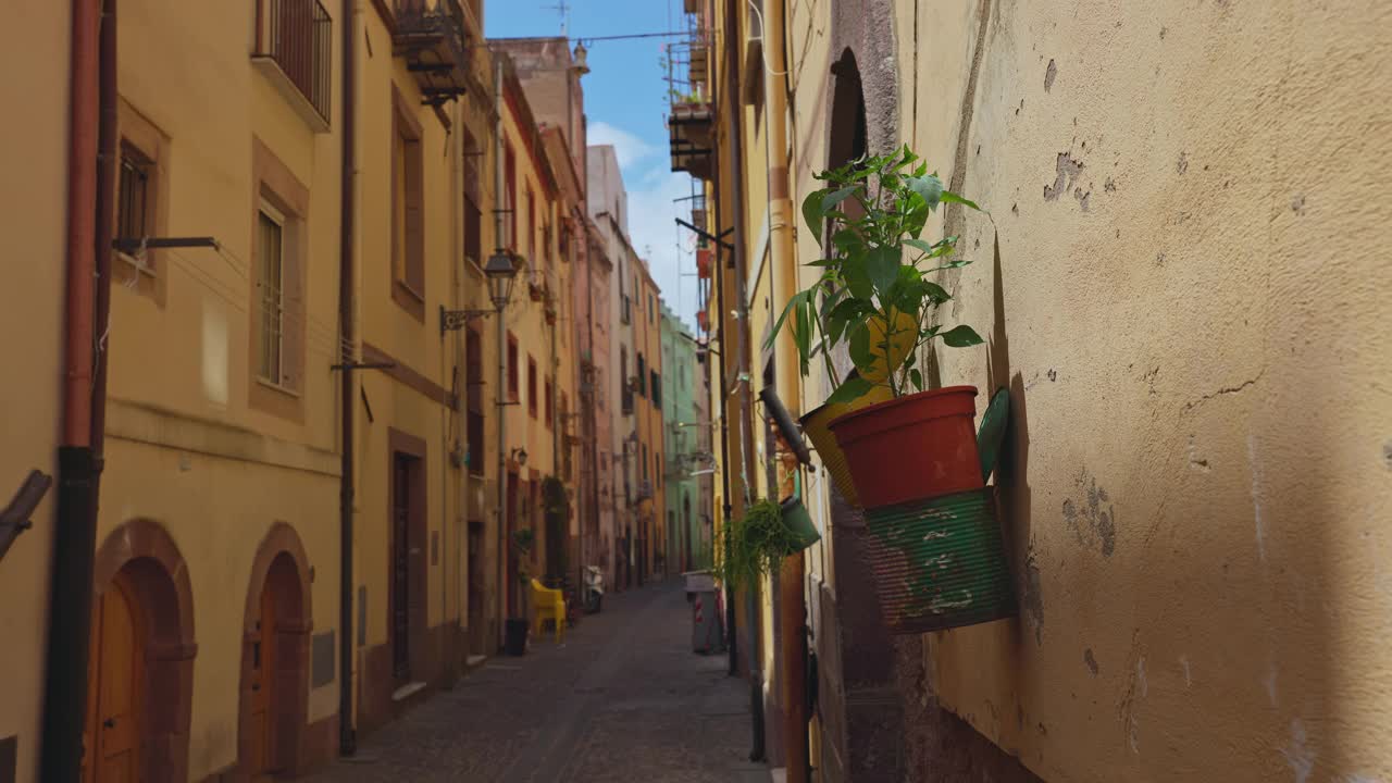 意大利撒丁岛卡利亚里老城空无一人的街道。视频下载