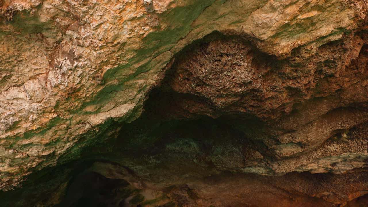 意大利撒丁岛的一个洞穴。视频下载
