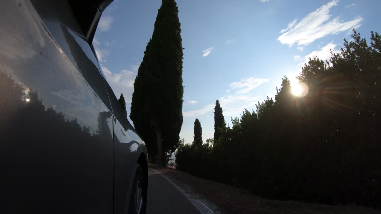 在意大利托斯卡纳的柏树路上开车视频下载