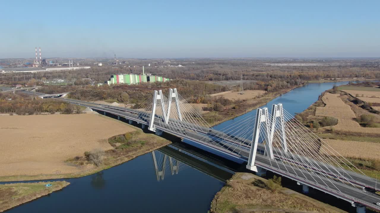 在波兰克拉科夫的维斯拉河上的马查尔斯基桥上的无人机视频下载