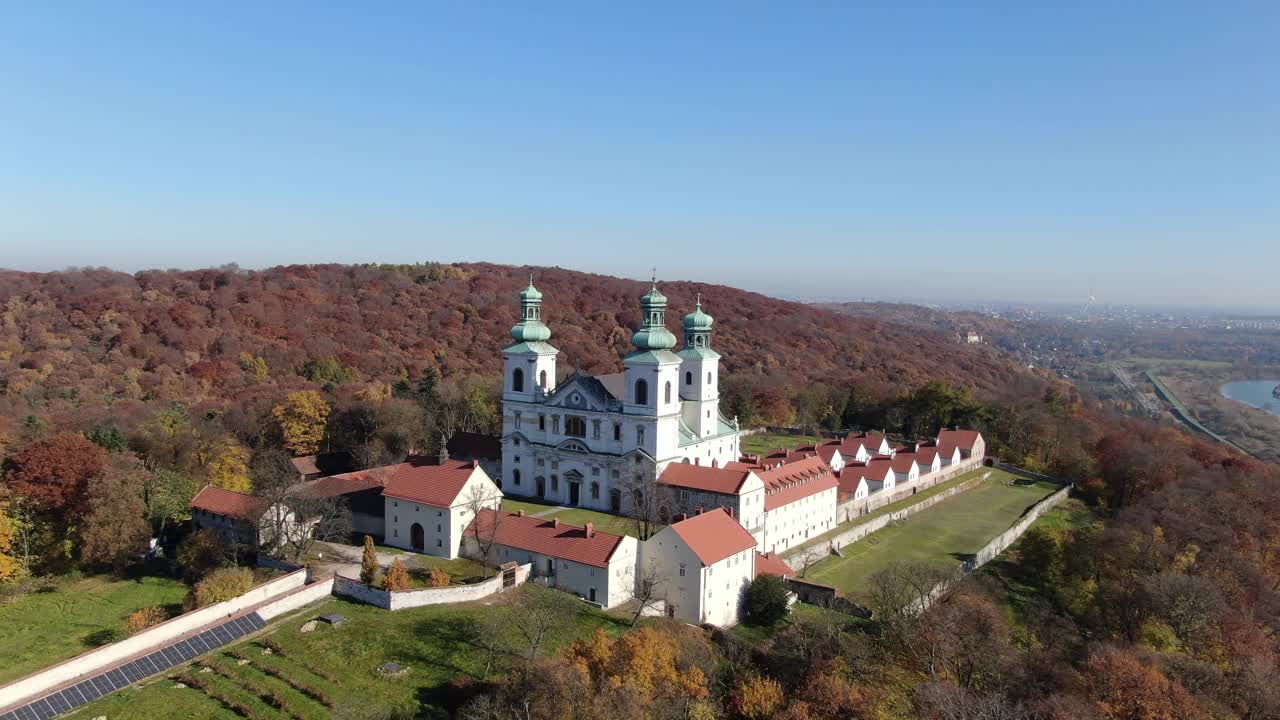 飞越波兰克拉科夫比拉尼的卡马多勒斯隐士修道院视频下载