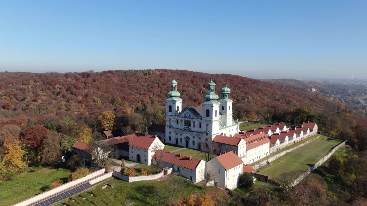 飞越波兰克拉科夫比拉尼的卡马多勒斯隐士修道院视频下载