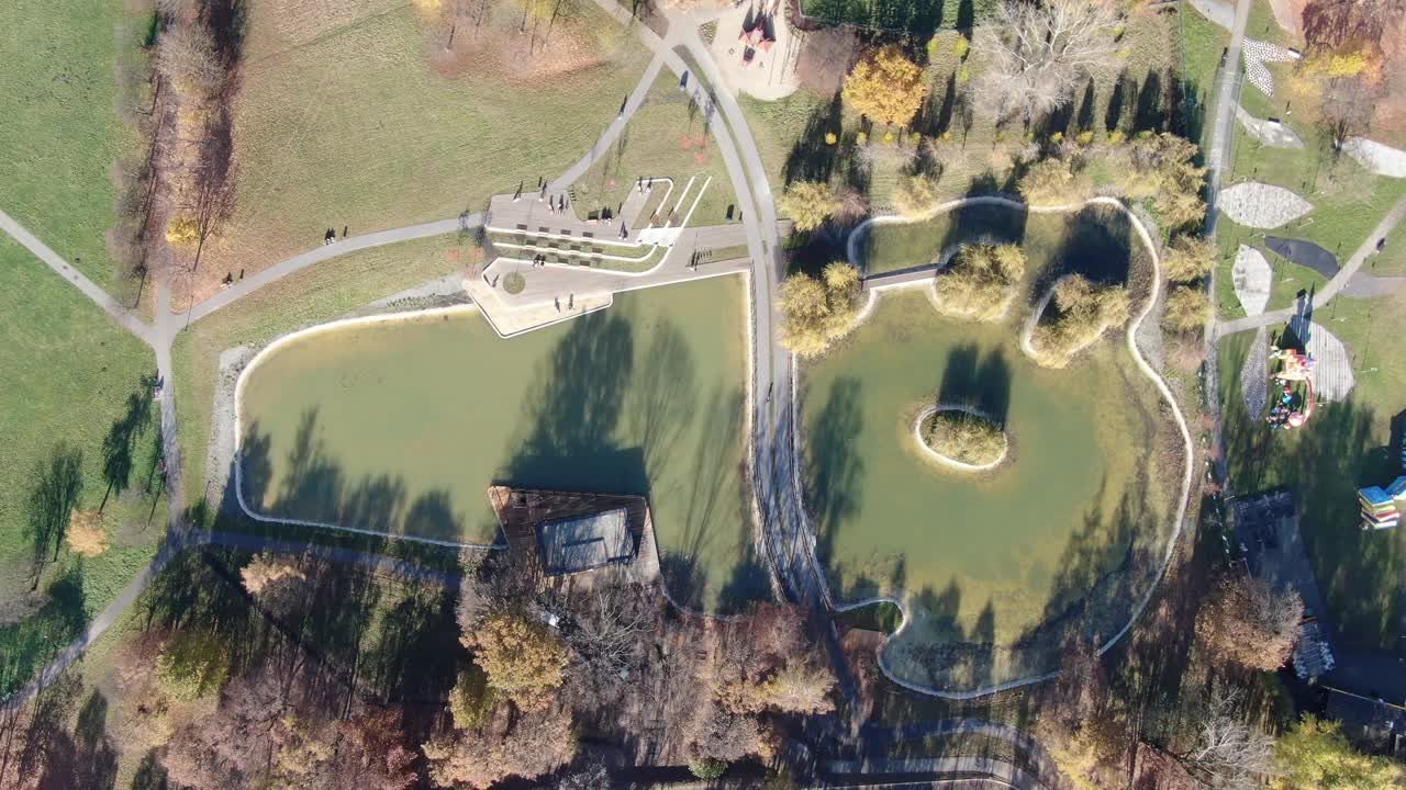 波兰克拉科夫洛特尼科公园的池塘鸟瞰图视频下载