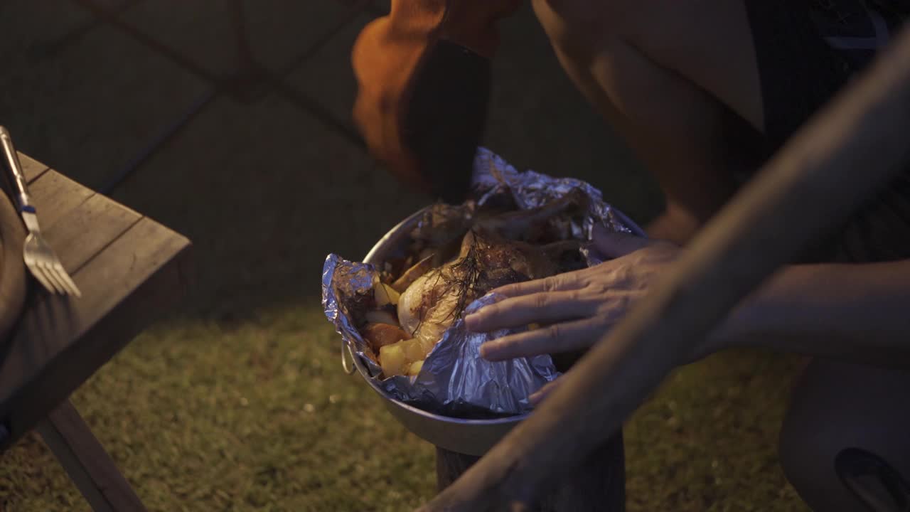 亚洲华人露营用柴火煮烧鸡视频素材