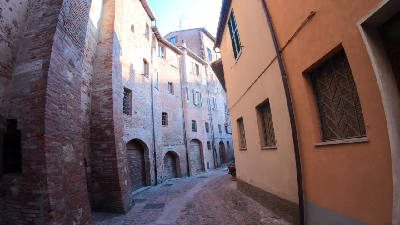 走在意大利托斯卡纳的一条老街上视频下载