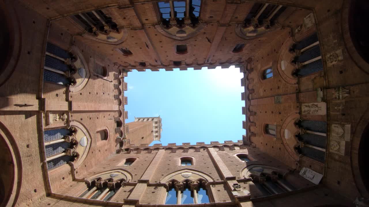 Torre del Mangia从意大利锡耶纳波德斯塔庭院看到视频下载