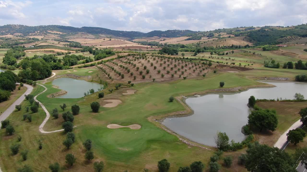 无人机拍摄的意大利托斯卡纳风景(田野和池塘)视频下载
