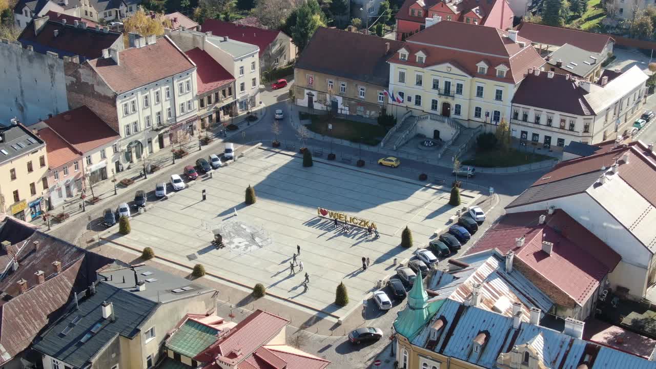 波兰克拉科夫附近维利兹卡城广场鸟瞰图视频下载