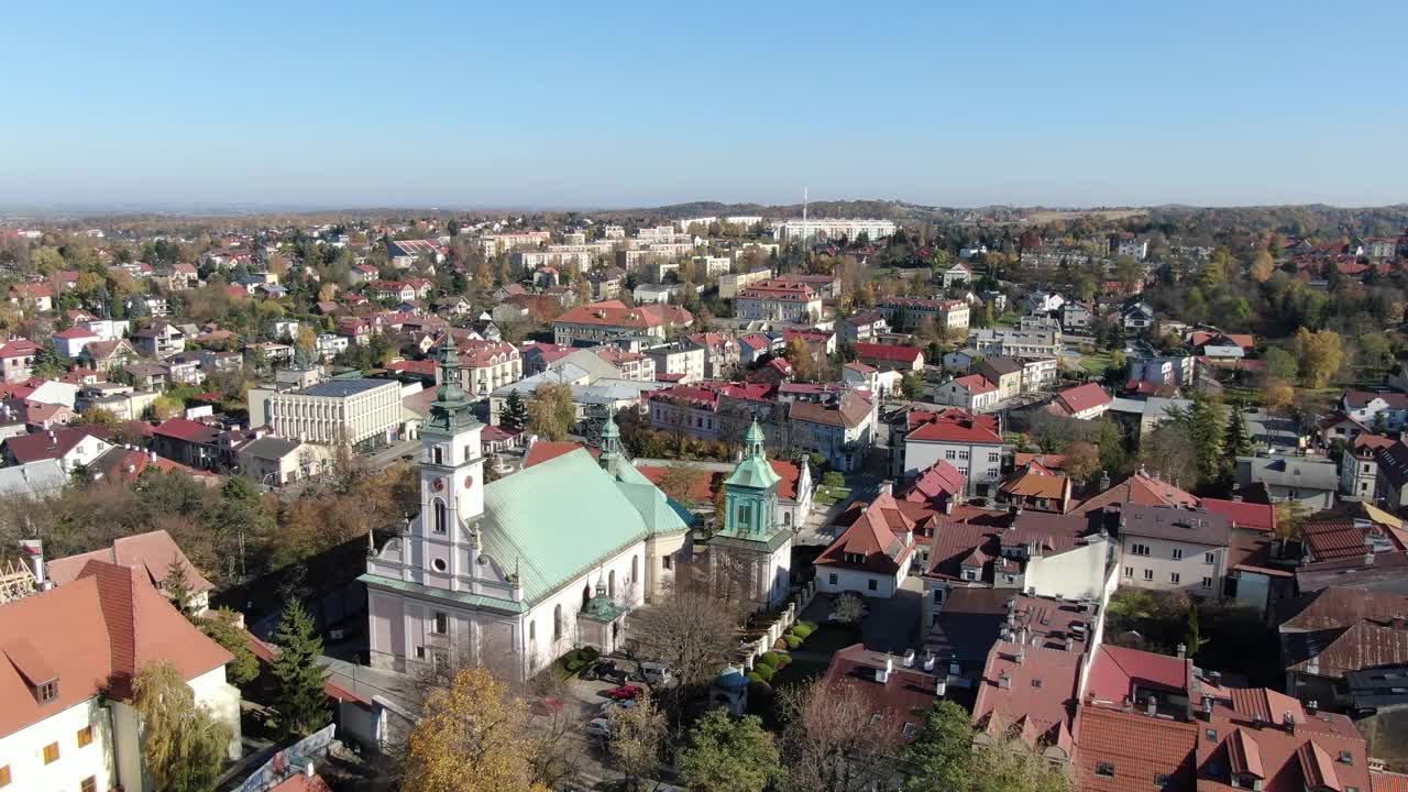 飞越波兰克拉科夫市附近的维丽奇卡镇视频素材
