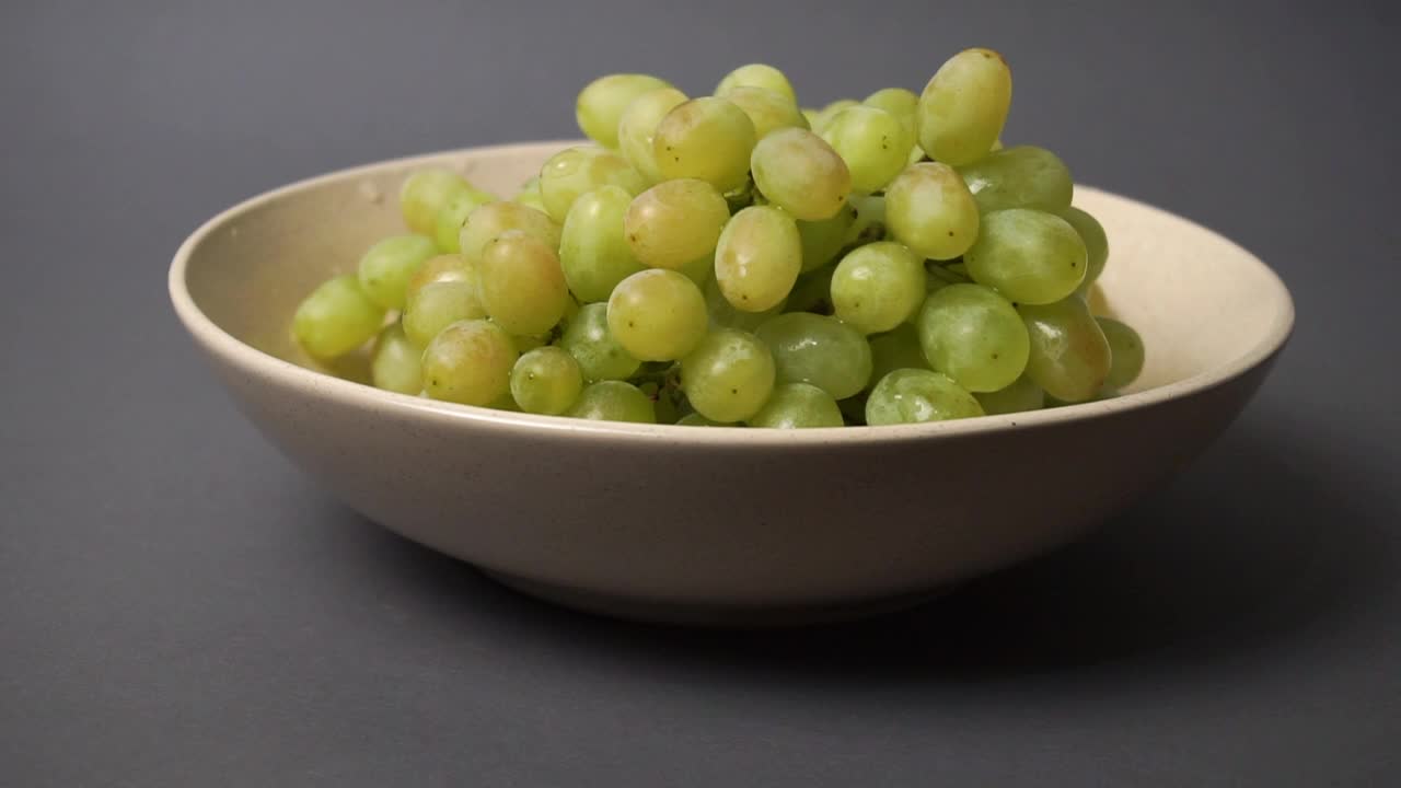 盘子里有白葡萄。视频下载