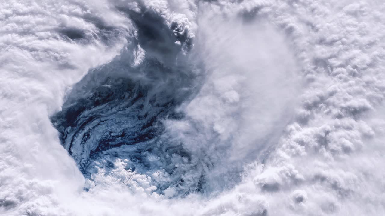 从太空看到的巨大飓风。这段视频由美国宇航局提供。放大，4K分辨率。视频素材