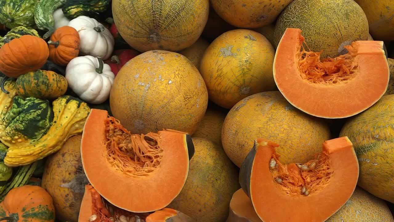 秋天农贸市场柜台上的南瓜视频素材