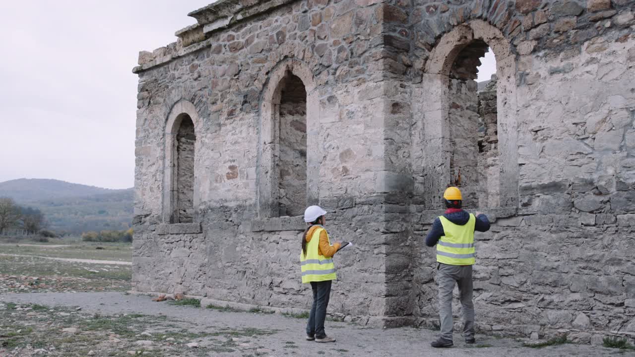 旧教堂的翻新。建筑师和工程师在现场采取措施。视频下载