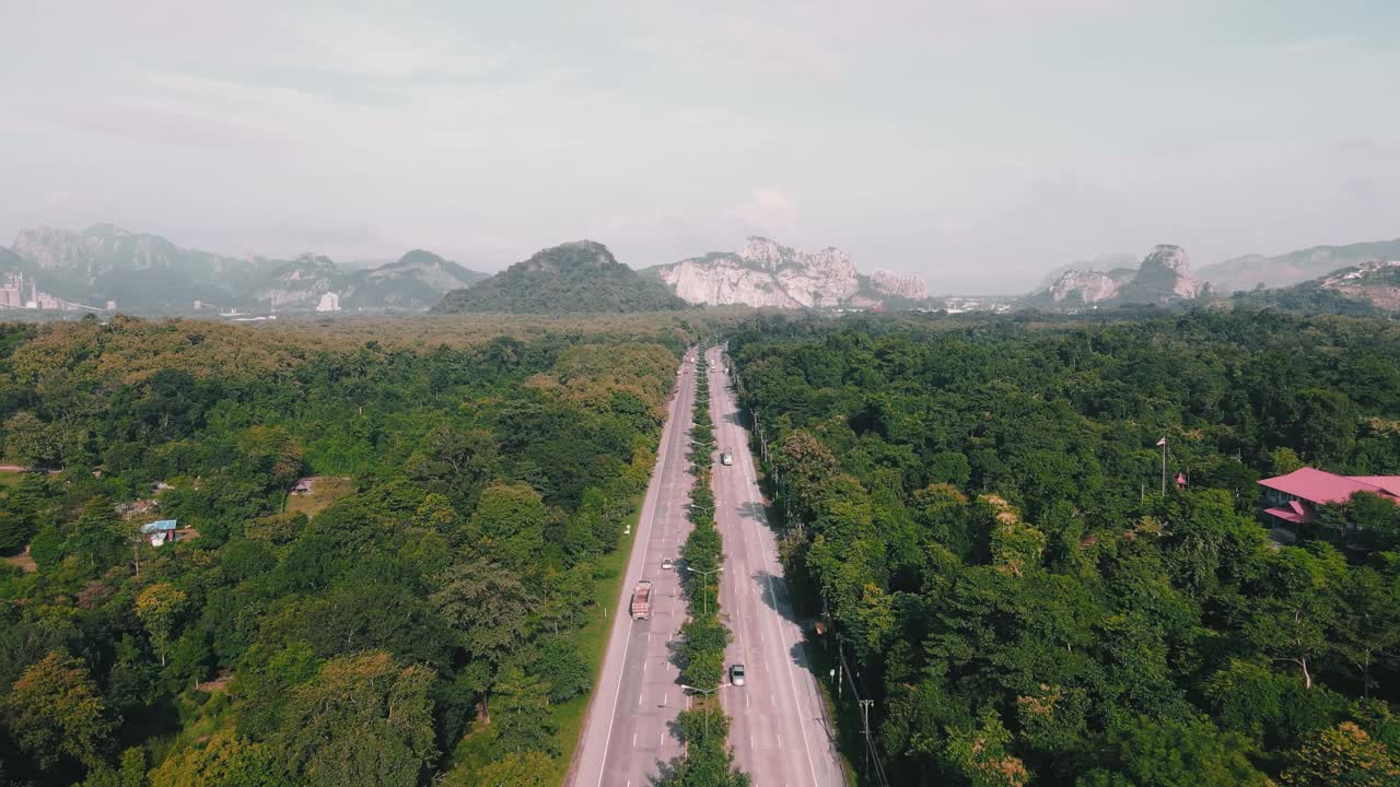 鸟瞰图景观绿色森林与道路山脉背景视频素材