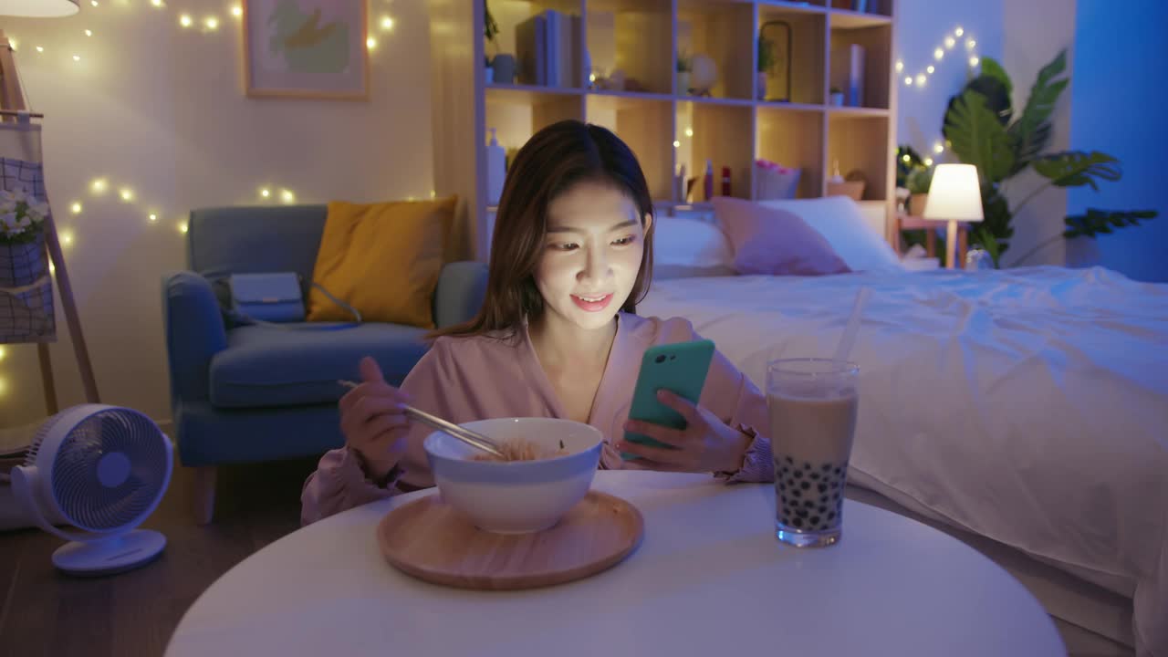 女人用手机吃饭视频下载