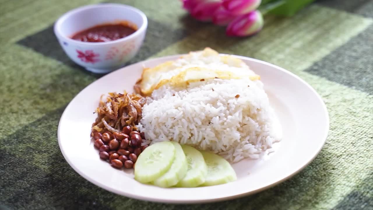 马来传统食物nasi lemak的实时镜头。视频素材