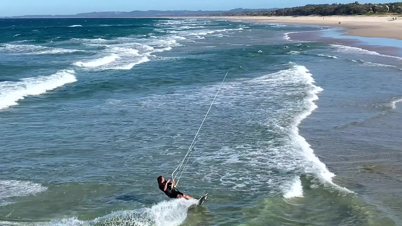 在海浪中风筝冲浪视频下载