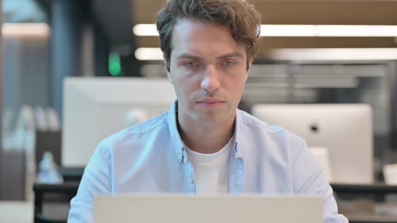 男子在笔记本电脑上进行视频通话的特写镜头视频素材