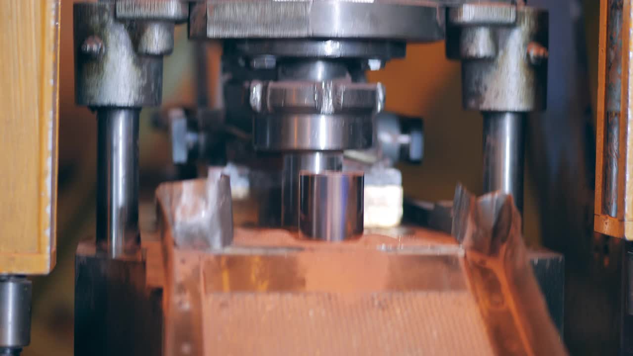金属输送机正在生产圆柱形铜件视频素材