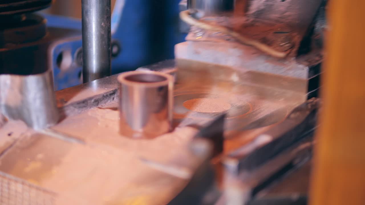 输送机构将铜件雕刻出来视频素材