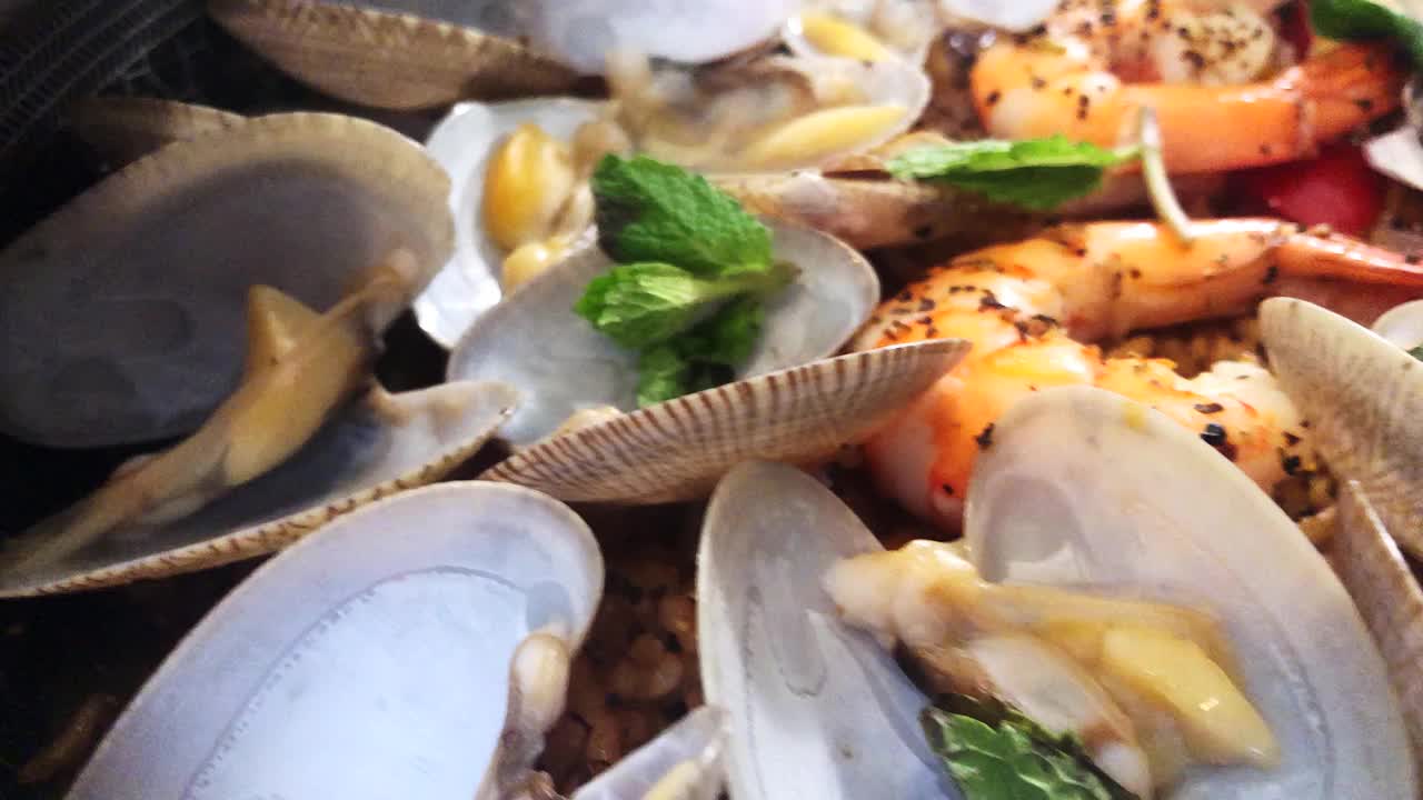 海鲜肉菜饭的特写镜头视频下载