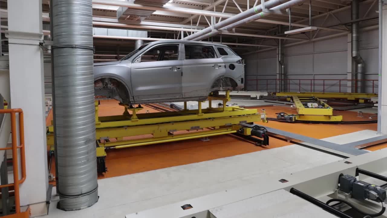 Corus的一辆新未喷漆的车开进了一个喷漆间，现代化的工厂视频素材