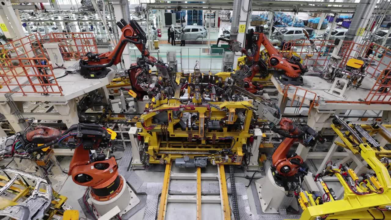 机器人在高科技汽车工业生产中，高精度工作无需人工干预视频素材