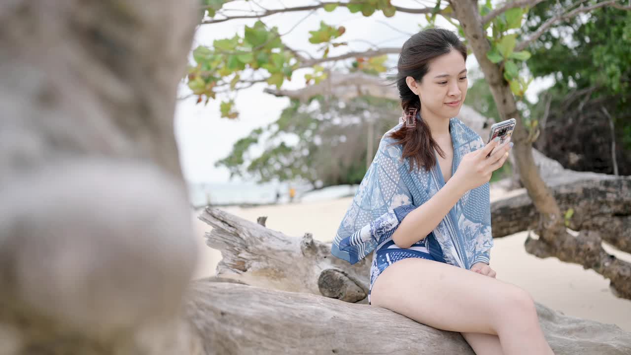 一名亚洲游客在泰国南部度假时，用手机住在翠郎和甲米的翡翠洞(Tam Morakot)视频下载