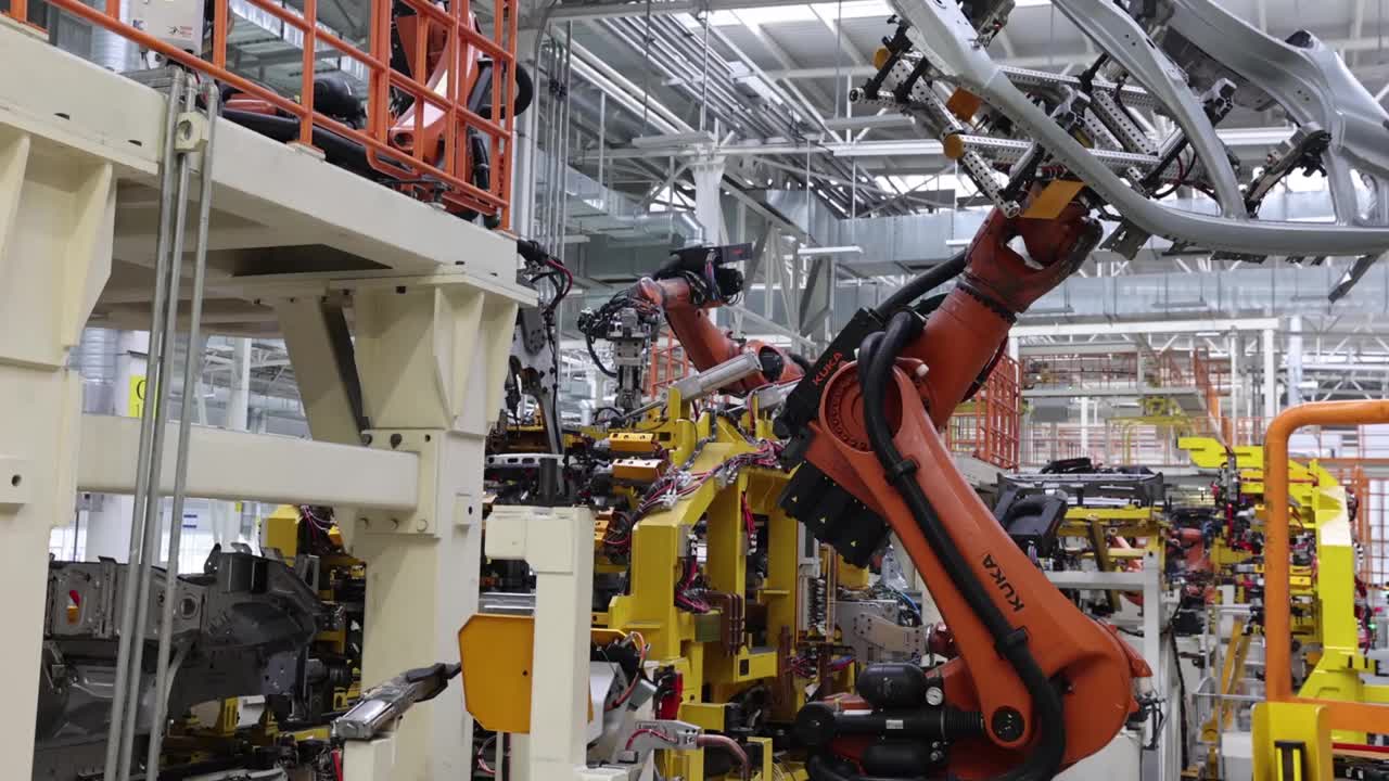 机器人在汽车工厂与焊接前的细节，自动化视频素材