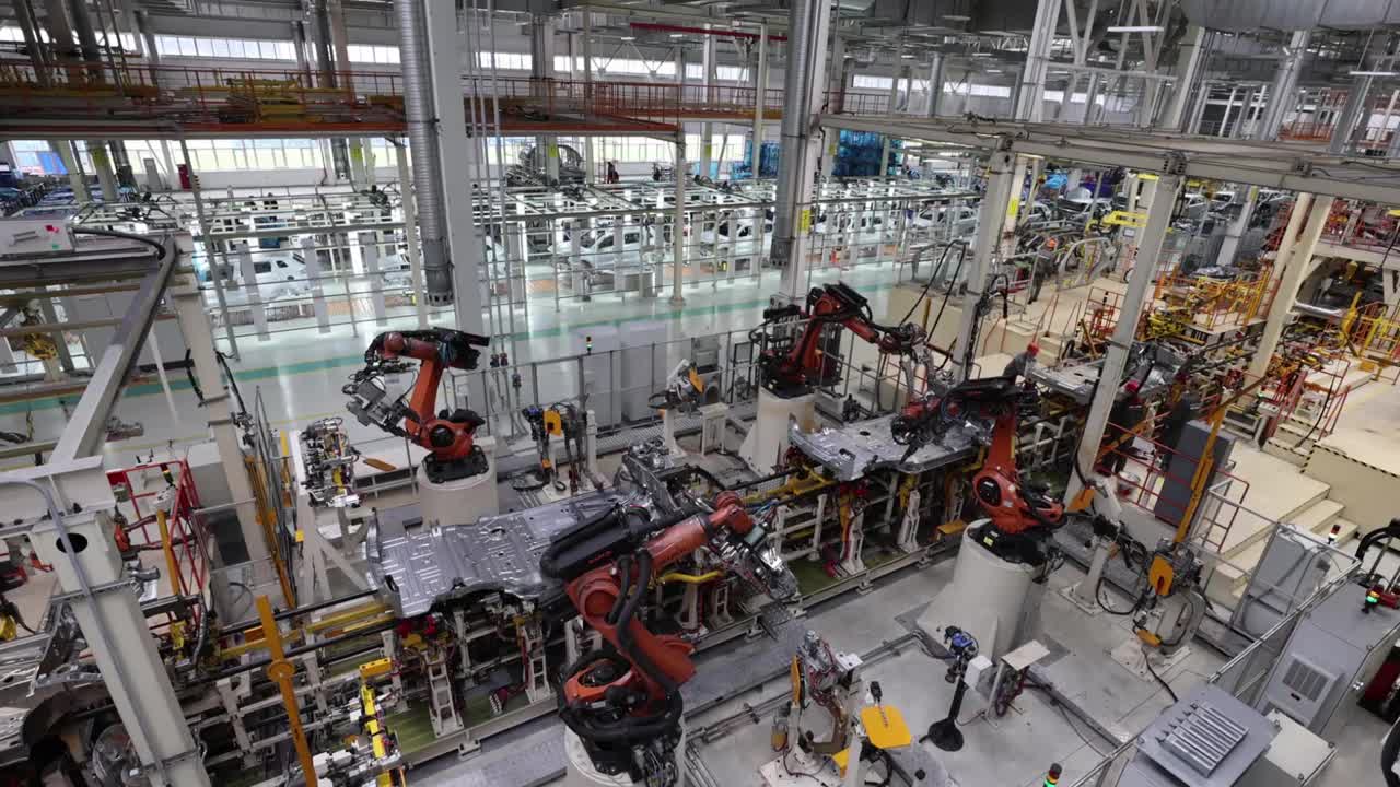汽车生产工厂，自动汽车生产线，机器人焊接零件视频素材