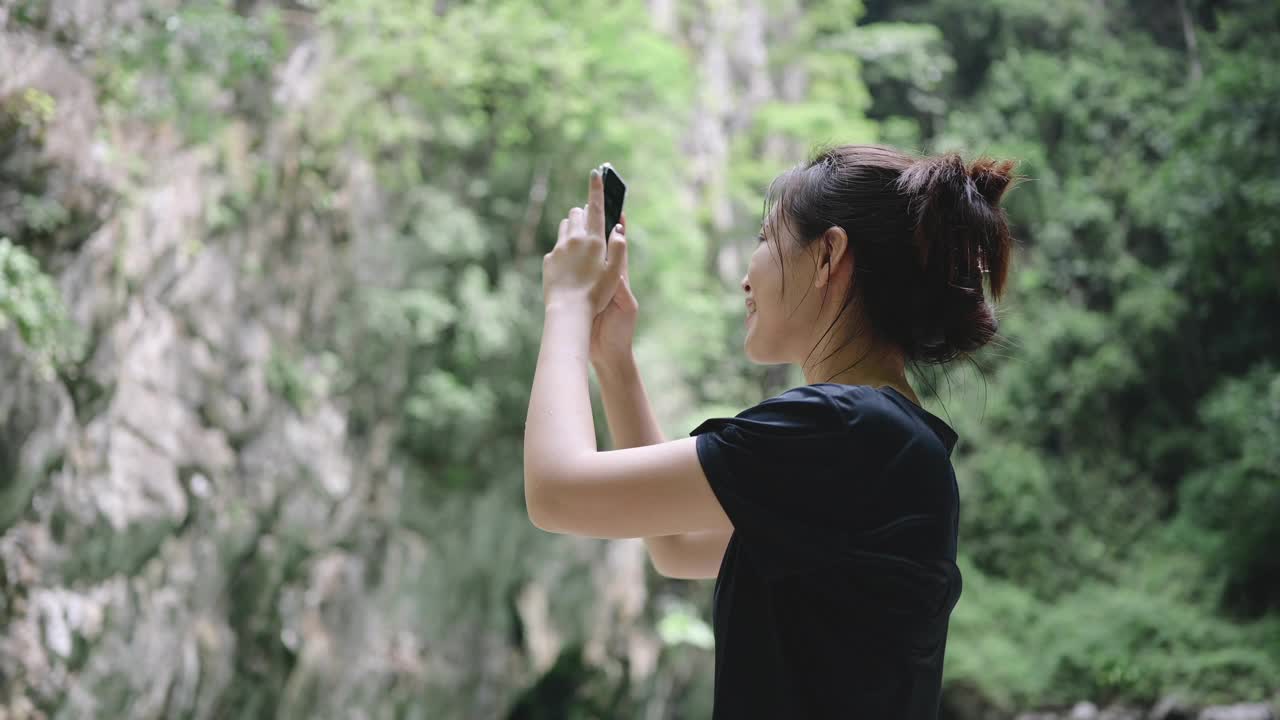一名亚洲游客在泰国南部度假时，用手机住在翠郎和甲米的翡翠洞(Tam Morakot)视频下载