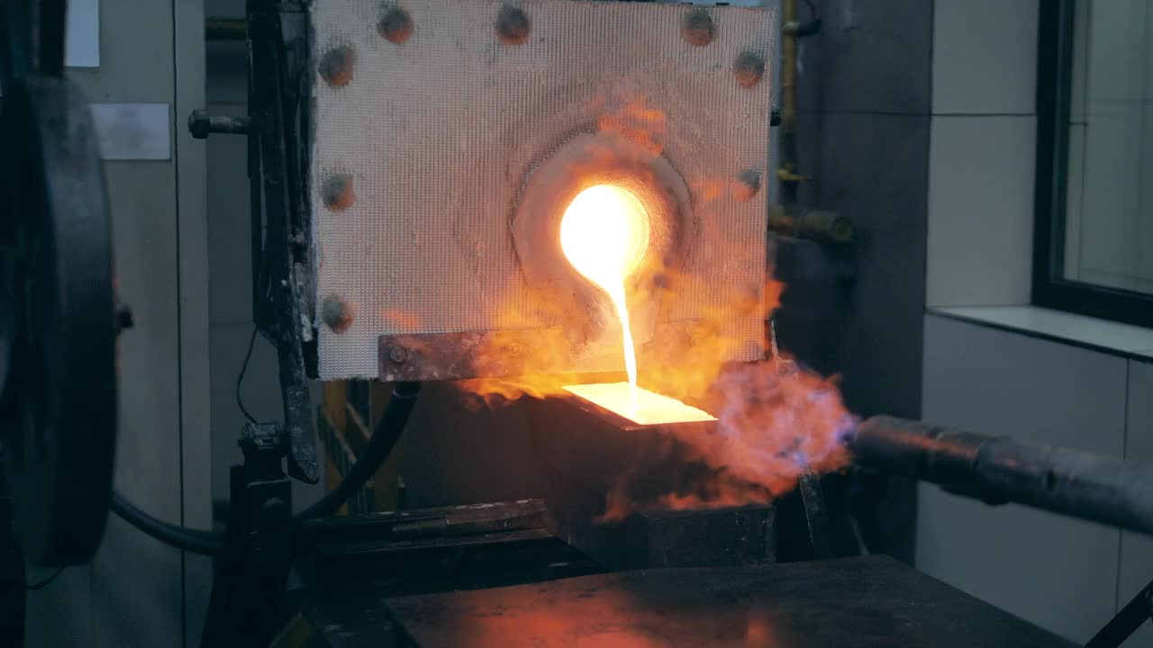 工业机械，从里面喷出熔化的铜视频素材