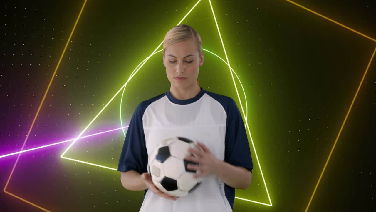 霓虹灯扫描仪处理数据的动画和微笑的白人女足球运动员拿着球视频下载
