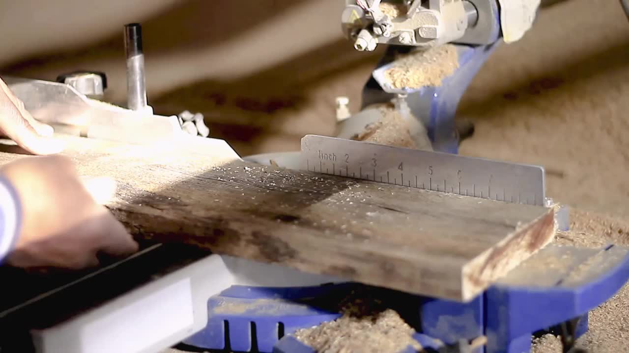 斜锯锯木材与动力工具的素材视频素材