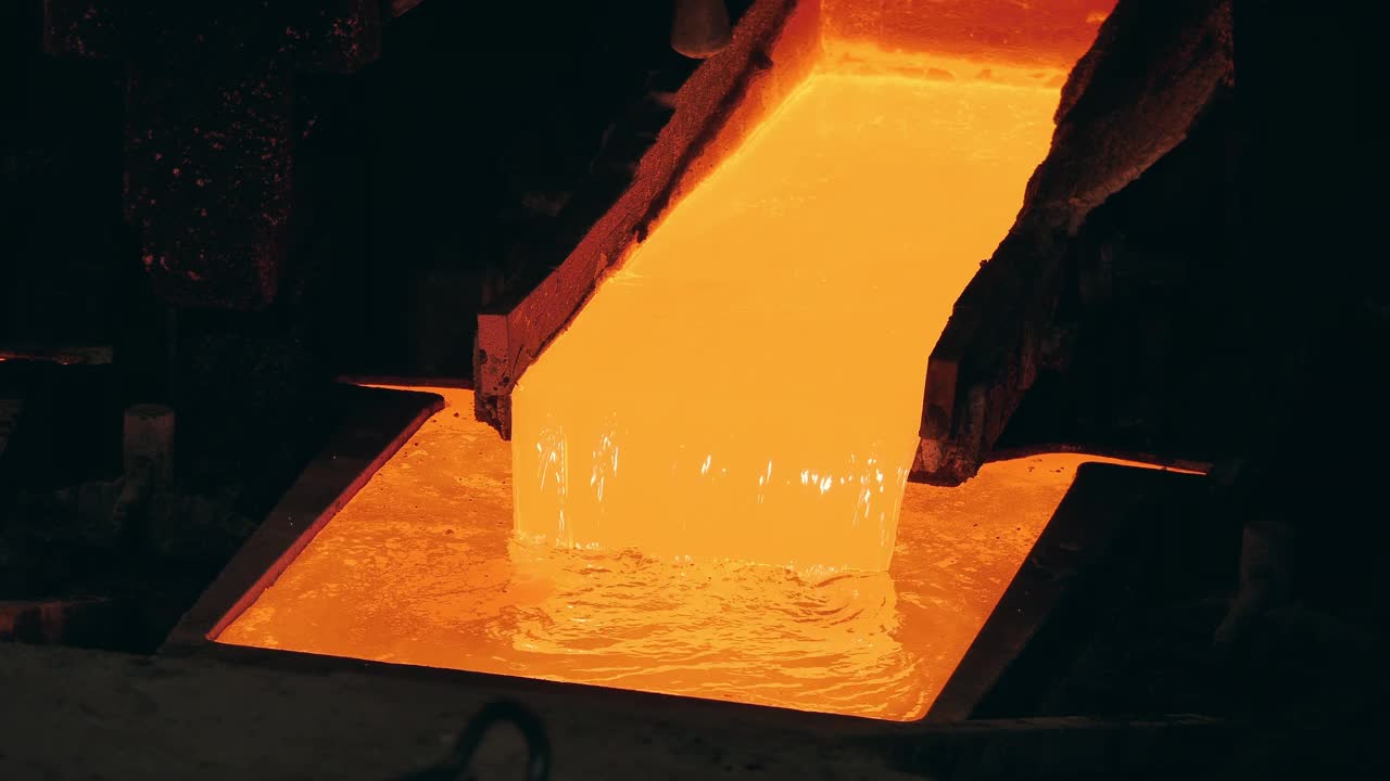 熔化的铜在工业水库之间流动视频素材