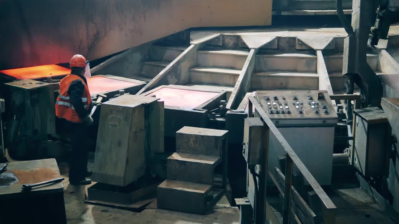 冶金工人正在锤打铜板视频素材