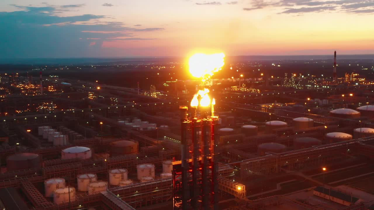 气候变化，空气污染的概念。石油加工厂的夜景视频素材