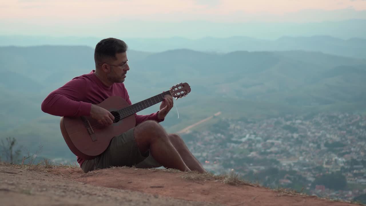一个人在山顶上弹吉他视频下载