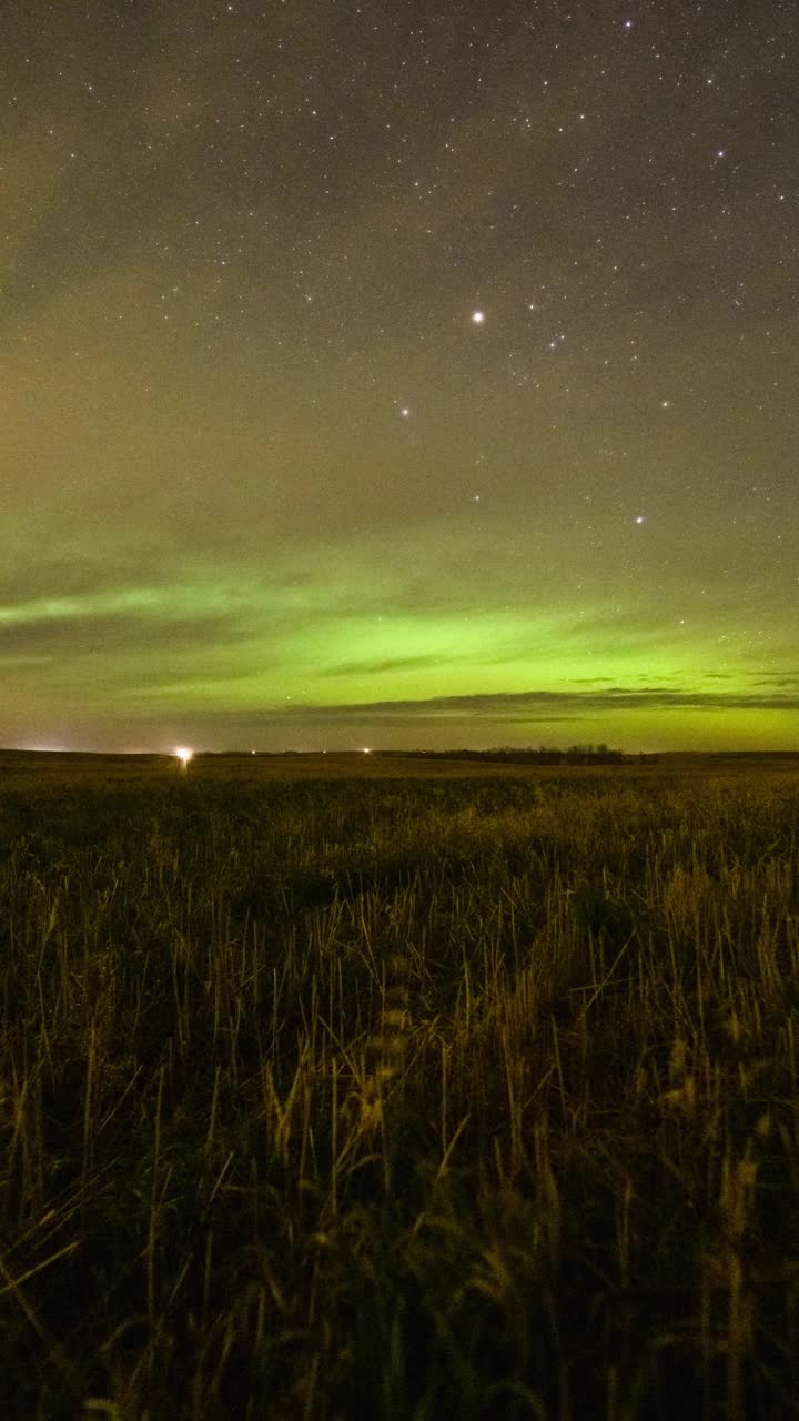 萨斯喀彻温省上空的北极光，“百年一遇的太阳事件”视频下载