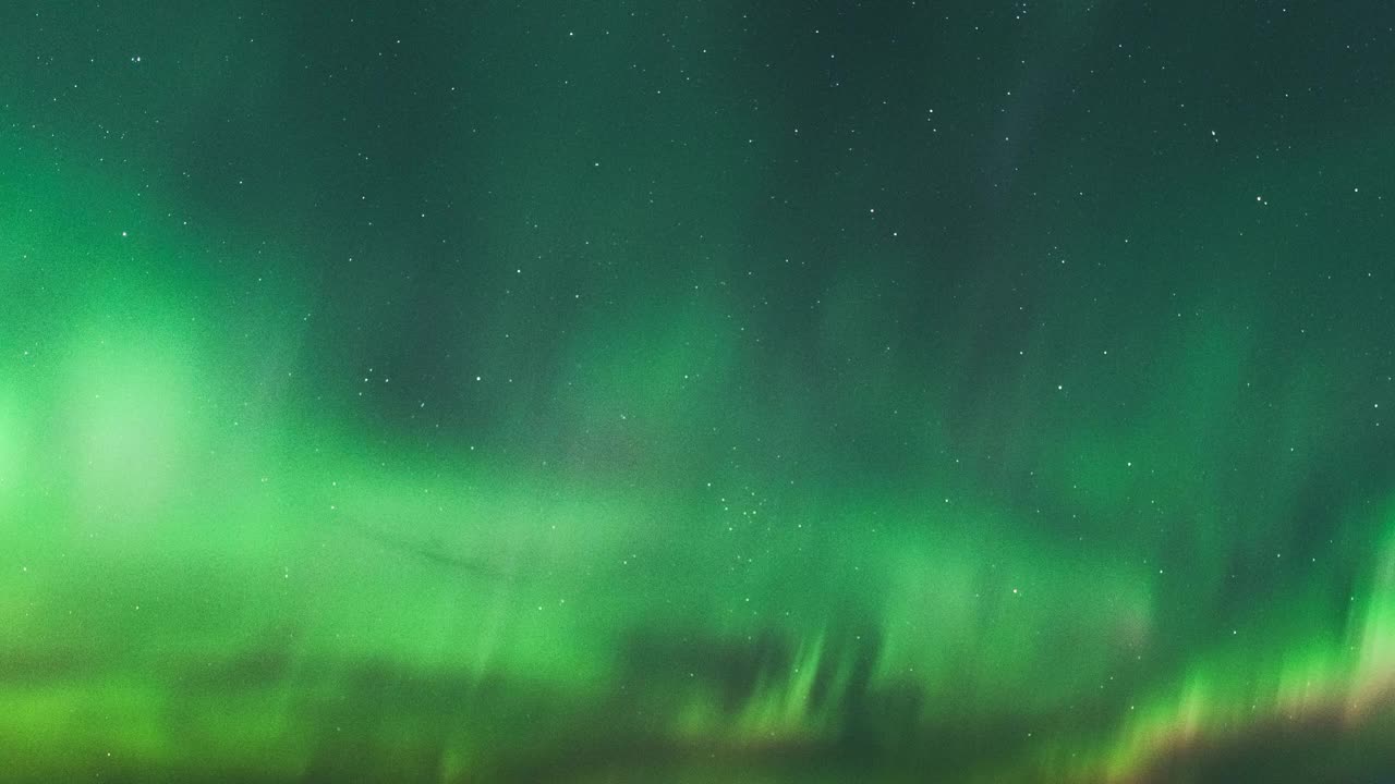 萨斯喀彻温省上空的北极光，“百年一遇的太阳事件”视频下载