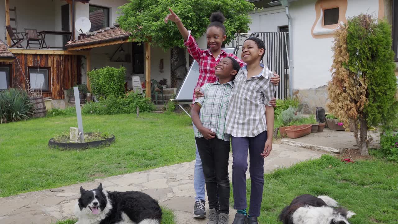 三个孩子和两条狗视频素材