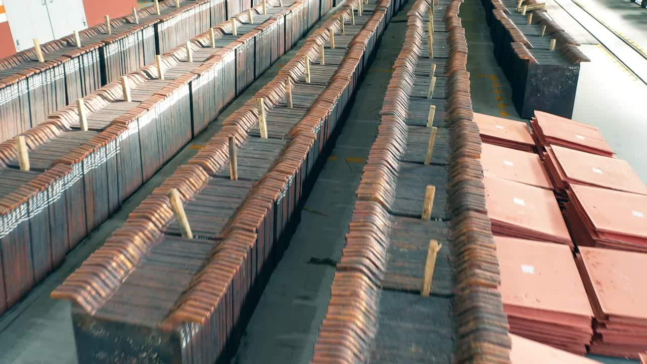 大量工业用铜元素堆积在一起视频素材