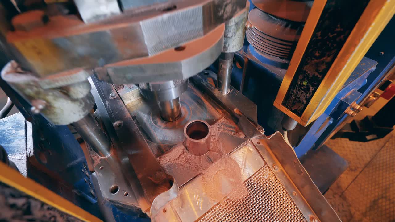工厂的传送带将铜片切割成小块视频下载