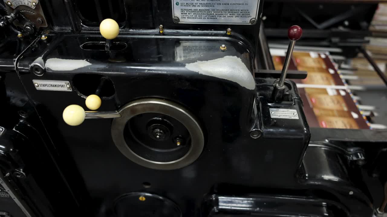 在印刷厂的机器的特写，分类印刷的介质视频素材
