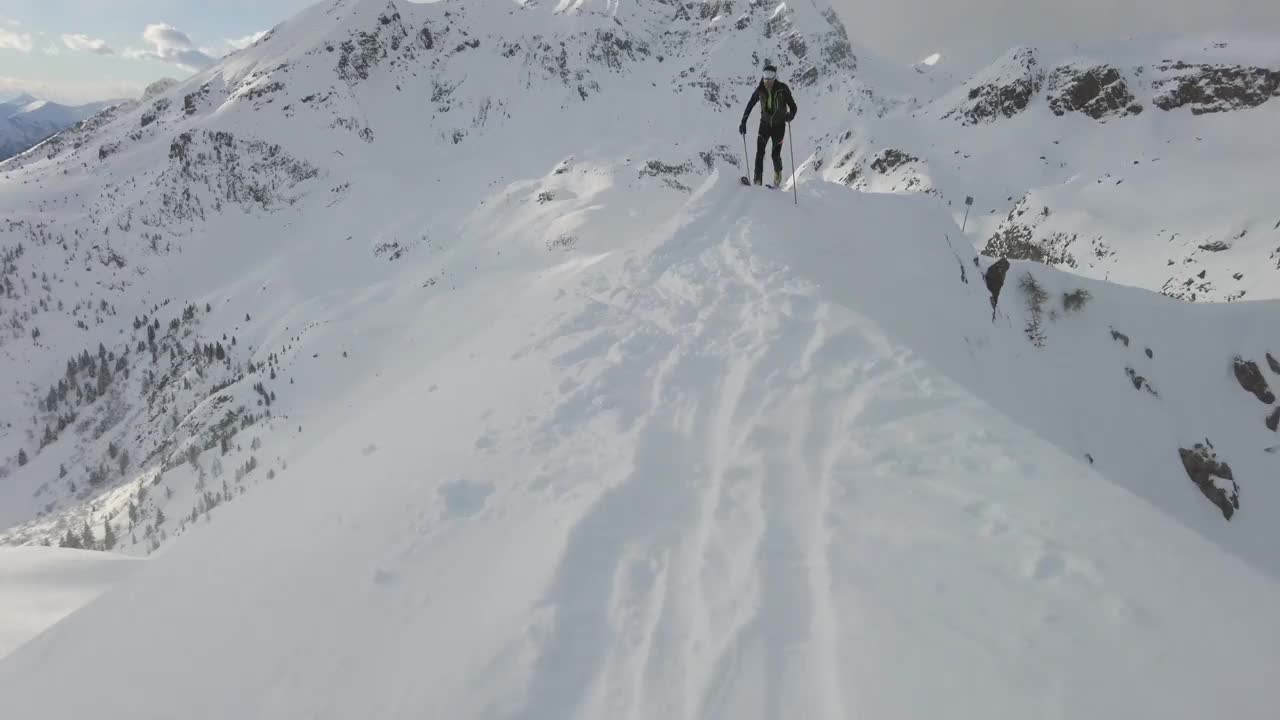 登山滑雪者到达山顶，剥去皮视频素材