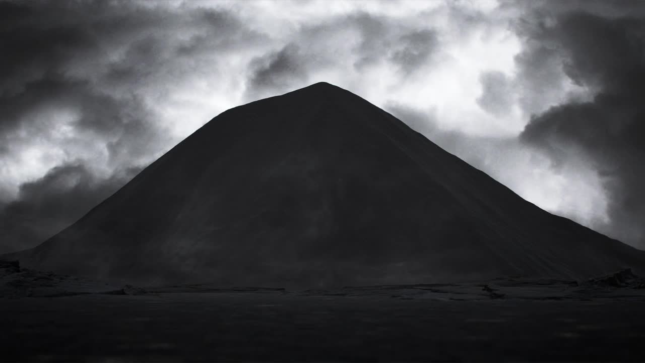 一个神秘的，戏剧性的景观与巨大的黑色山脉。视频下载
